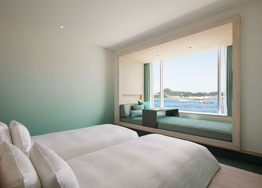 3名定員のスーペリアルーム。いずれのゲストルームも目の前に広がる海峡が見渡せる。