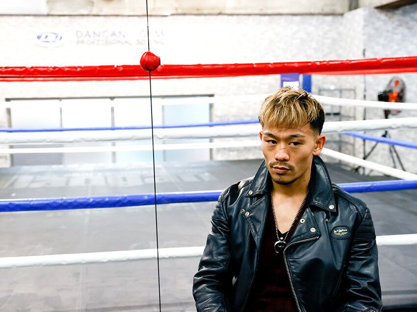 堤 聖也(つつみ・せいや)⚫︎プロボクサー。1995年12月24日生まれ、熊本県熊本市出身。角海老宝石ボクシングジム所属。2018年のプロデビュー以降、着実に勝ち星を積み上げ、2022年には日本バンタム級王者に。昨年10月、有明アリーナで行われたタイトルマッチを制し、WBA世界バンタム級チャンピオンとなった。休養を経てコンディションを整え、再び世界の舞台へ。17日・両国国技館で行われる WBA世界バンタム級タイトルマッチ〈vs ノニト・ドネア〉に臨む。Instagram:@punch_burger_223