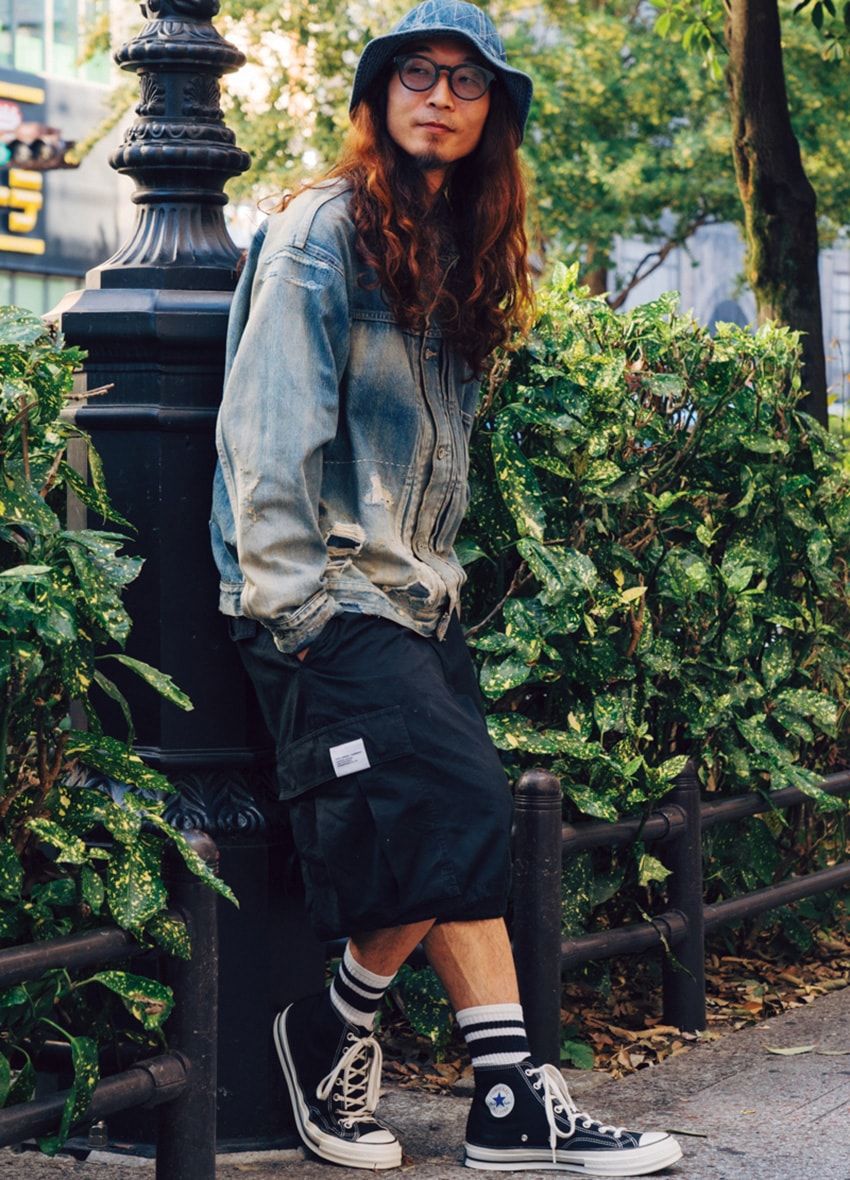 デニムジャケット、ショーツ、帽子＝ネイバーフッド