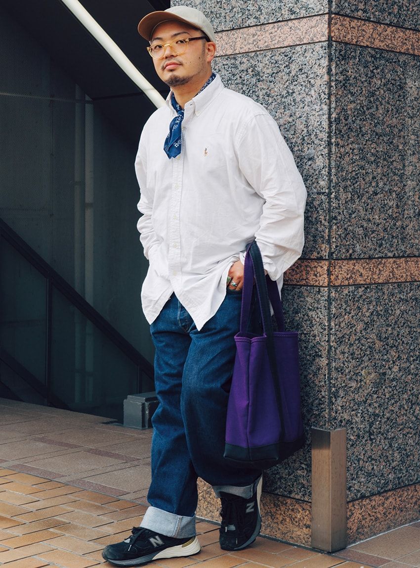 シャツ＝ポロ ラルフ ローレン　デニム＝リーバイス　スニーカー＝ニューバランス　帽子＝シップス
