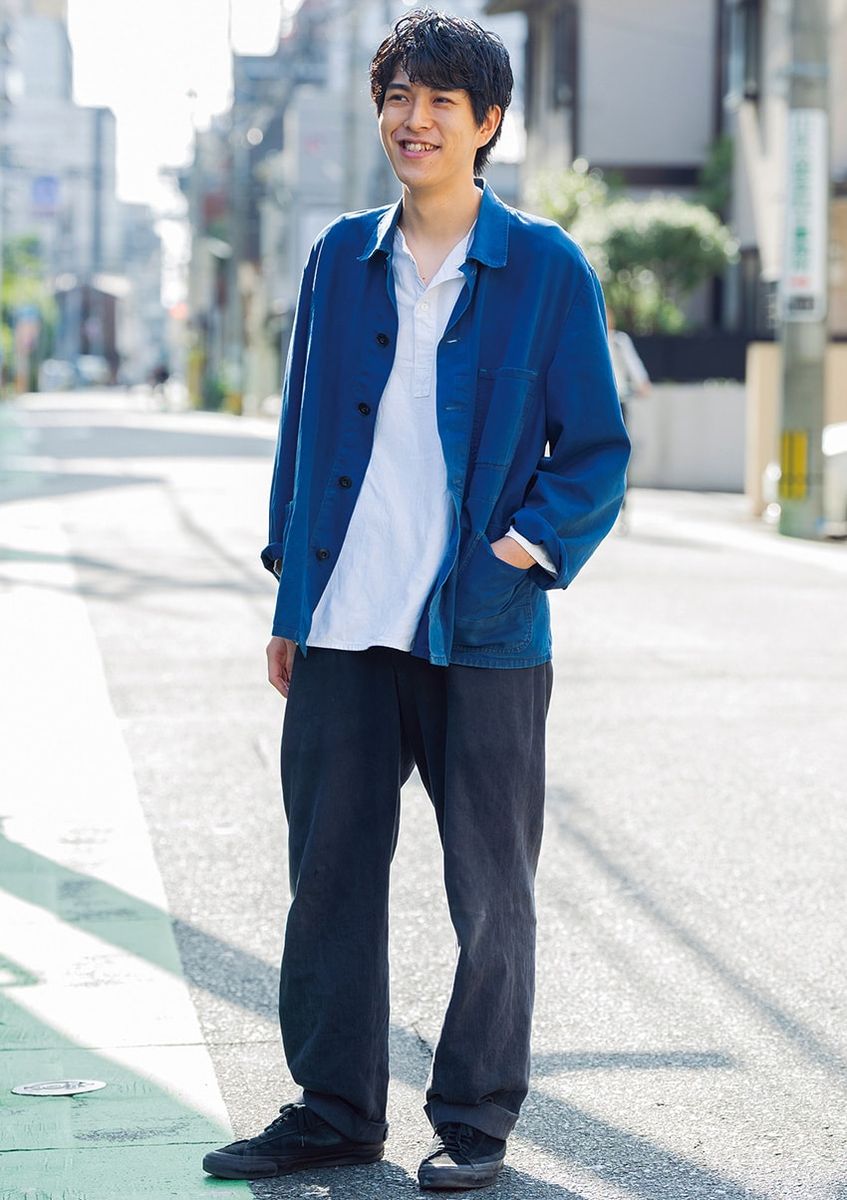 ジャケット、シャツ＝古着　デニム＝コム デ ギャルソン　スニーカー＝アサヒ