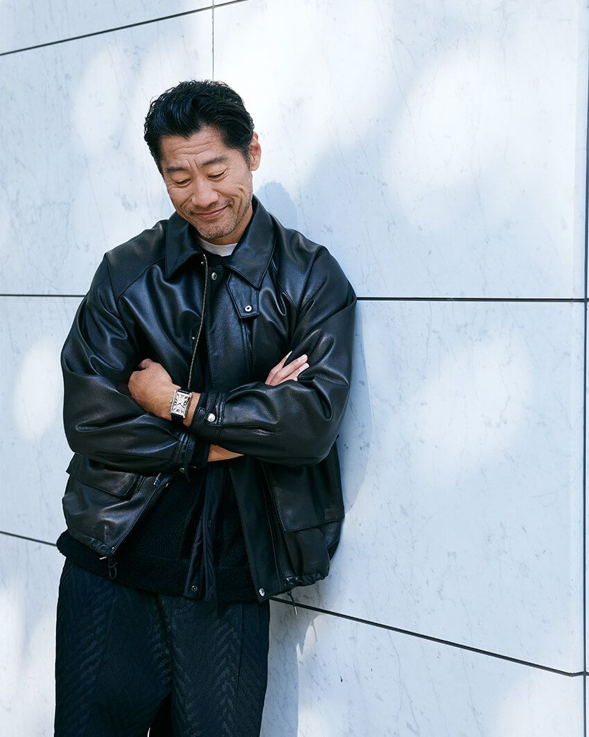 レザージャケット10万7800円／トラディショナル ウェザーウェア（トラディショナル ウェザーウェア 渋谷店　03-6419-7771）、ブルゾン4万1800円、パンツ4万9500円／ホワイトマウンテニアリング、スニーカー2万4200円／ホワイトマウンテニアリング × リーボック（すべてホワイトマウンテニアリング　03-6416-5381）、Tシャツ9680円／スローン（ザ ショップ スローン 新静岡セノバ店　054-266-7241）