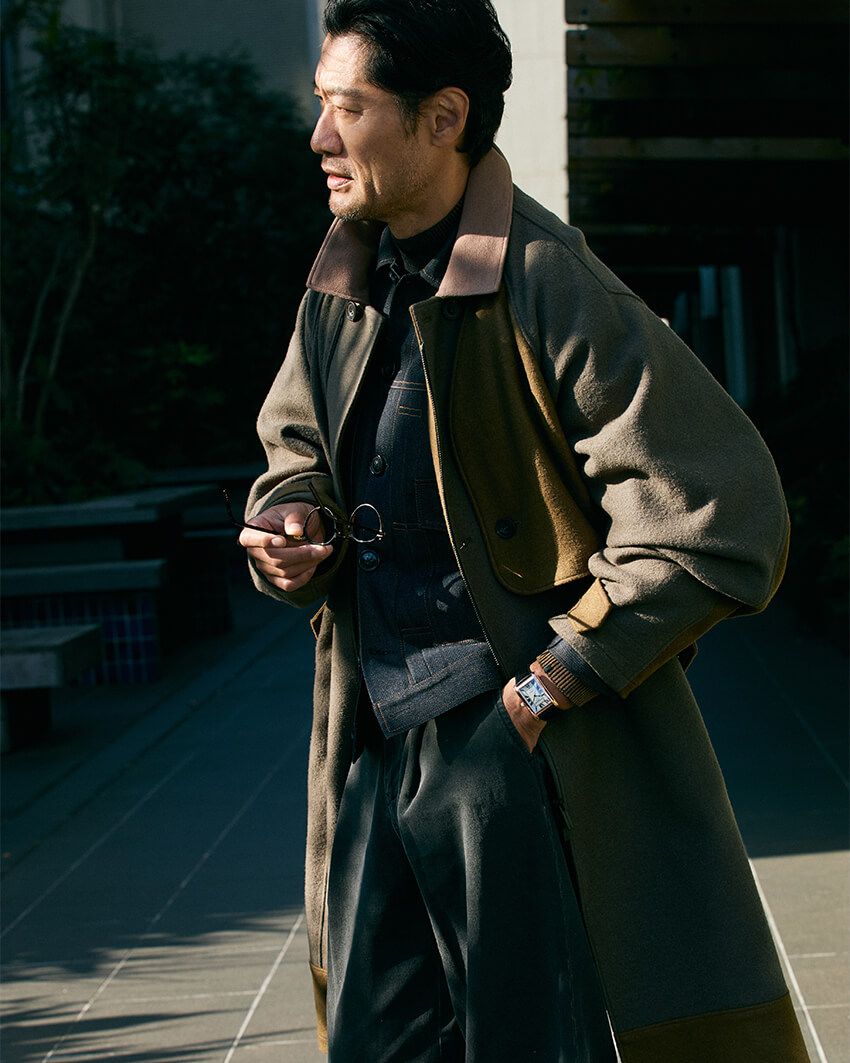 コート13万2000円／ホワイトマウンテニアリング　03-6416-5381、デニムジャケット14万3000円／ピーティー トリノ（ピーティー ジャパン　03-5485-0058）、ニット3万9600円／ボブ（タキヒヨー　03-5829-5671）、パンツ3万5200円／キフ（ブランデット東京 miyamoto@miyamotospice.com）、スニーカー2万7500円／エーエムビー（プライム ビアンカ　047-711-2691）