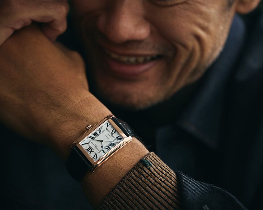 ローズゴールドのプレート加工を施したSSケースを採用。スペード型時針とリーフ型分針というクラシカルなディテールにもマザーオブパールダイヤルは相性抜群だ。「クラシック カレ オートマチック」日本限定モデル、SSケース(ローズゴールドプレート加工)、ケースサイズ縦38.7×横30.7㎜、自動巻き。34万1000円/フレデリック・コンスタント 0570-03-1988