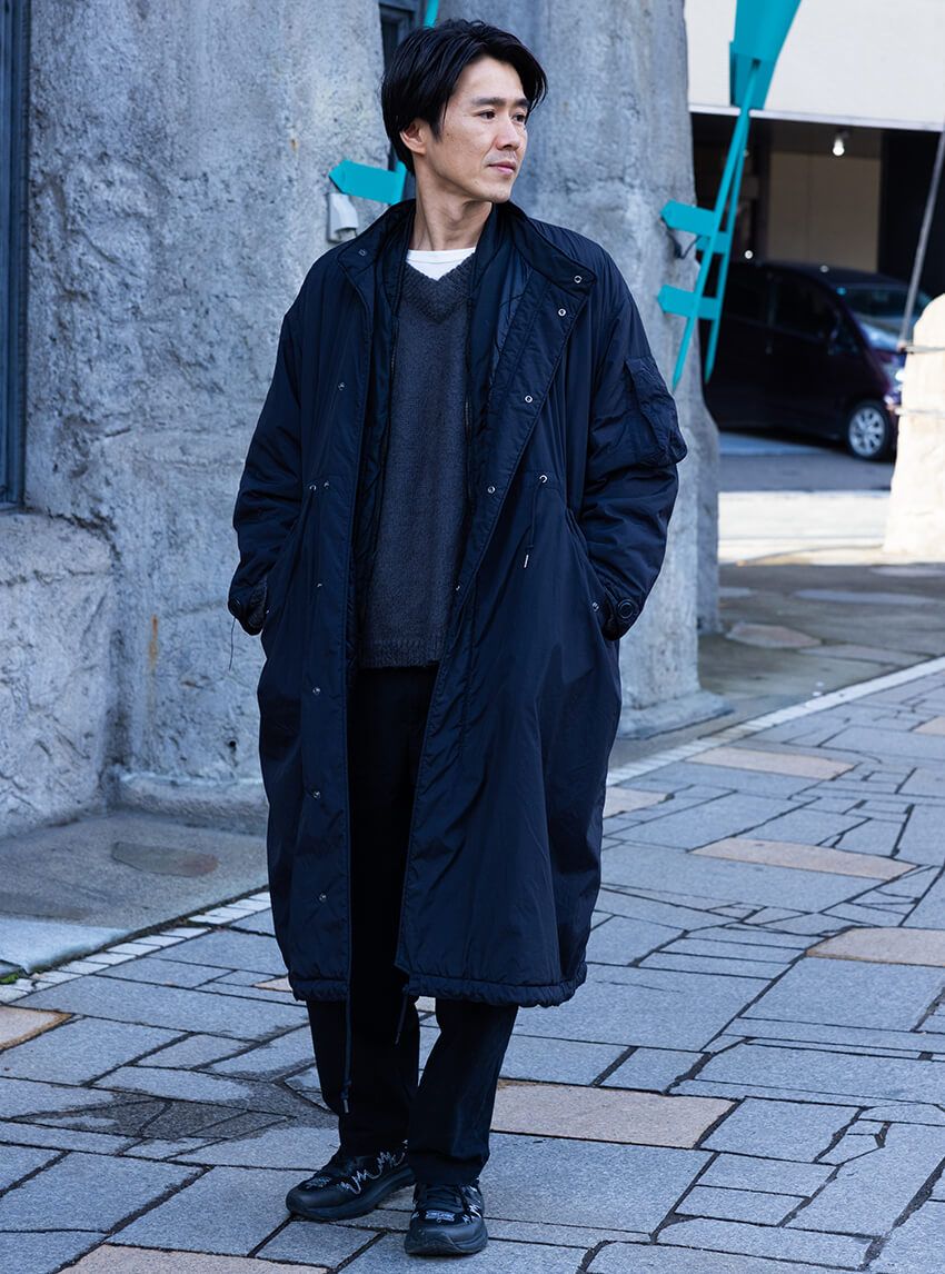 コート=77サーカ 中に着たジャケット、ニット=不明 パンツ=ギャップ 靴=エンジニアド ガーメンツ × キーン