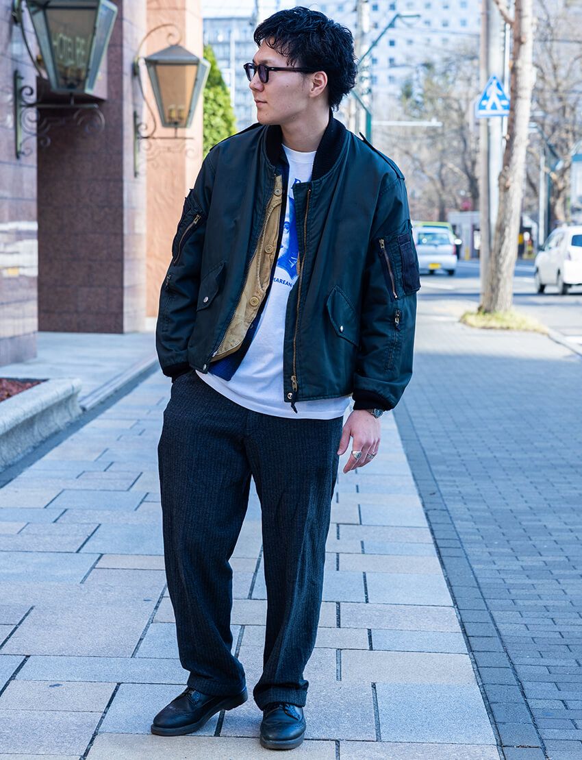 ジャケット、中に着たジャケット、パンツ、リング＝古着  靴＝ドクターマチン  サングラス＝ジュリアスタートオプティカル  腕時計＝ハミルトン × エル・エル・ビーン