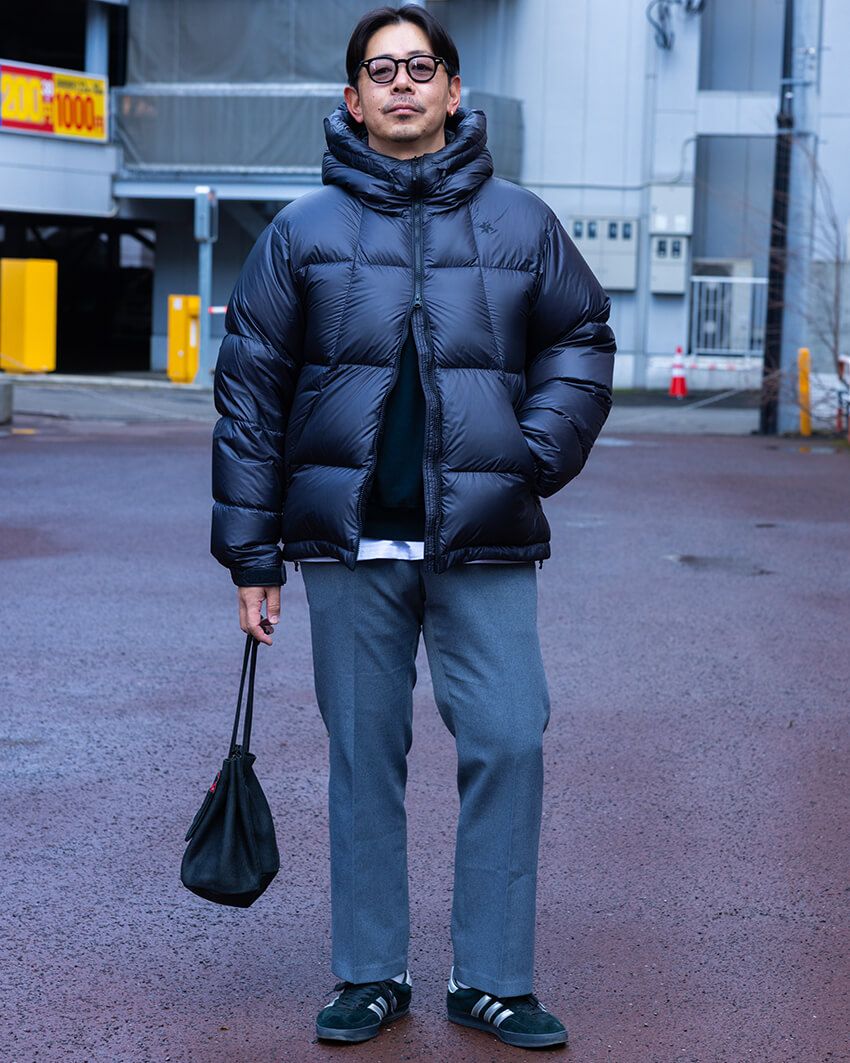 ダウンジャケット=ゴールドウイン パンツ=リーバイス 靴=アディダス オリジナルス メガネ=ジュリアスタートオプティカル バッグ=マイシンクス