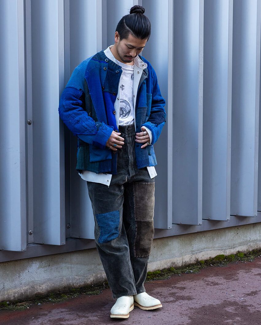 ジャケット、中に着たジャケット＝不明  カットソー＝マウリッツ・エッシャー  パンツ＝古着  靴＝ニードルズ  腕時計＝オリス  ブレスレット＝エルメス、カルティエ