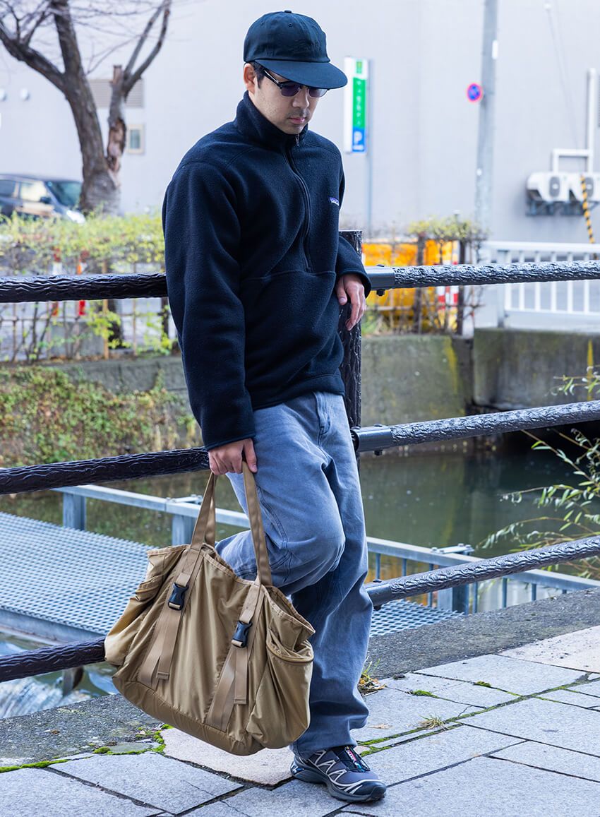 フリース＝パタゴニア  パンツ＝サンドウォーター  靴＝サロモン  帽子＝ザ・シューゲイザー  サングラス＝不明  バッグ＝ホーボー