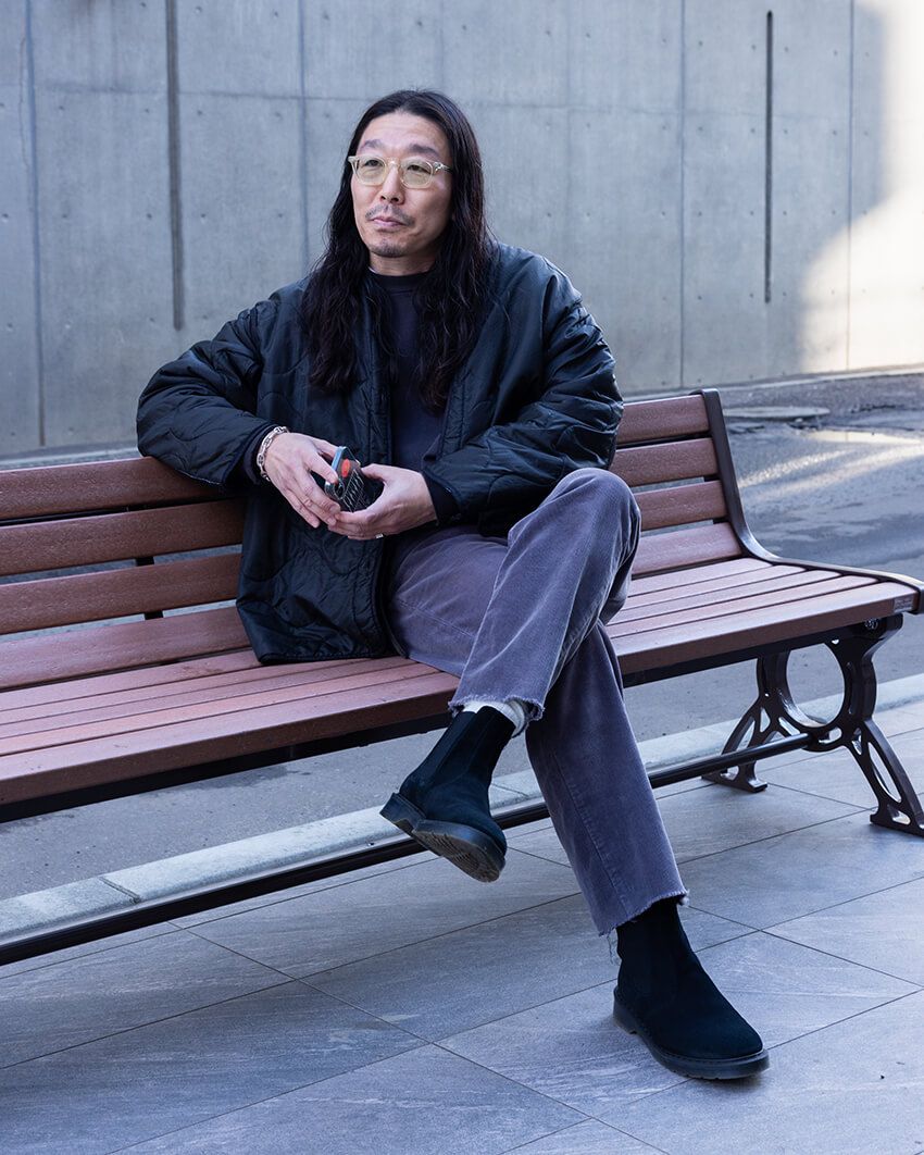 ジャケット、パンツ＝古着  スウェット、メガネ＝不明  靴＝アダムエロペ  ブレスレット＝エルメス  リング＝OVY