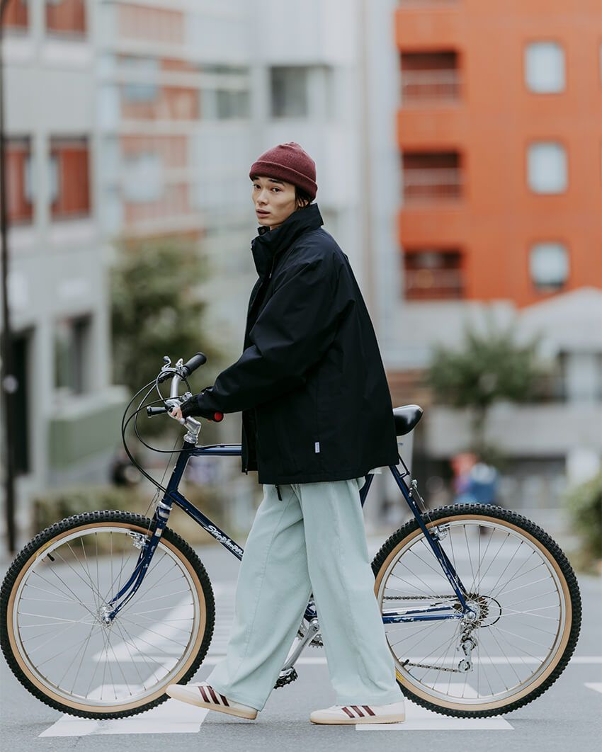 例えば、シューズから拾った色などをキャップでリフレインして差し色使いをすると、装いのアクセントとして効果的。  ＜クレジット＞  ダウンジャケット 4万1800円／プラスフェニックス for グリーンレーベル リラクシング、キャップ 3300円、シャツ 1万1990円、パンツ9900円／以上グリーンレーベル リラクシング、グローブ6930円／ブラックシープ（すべてグリーンレーベル リラクシング　store.united-arrows.co.jp/brand/glr/）