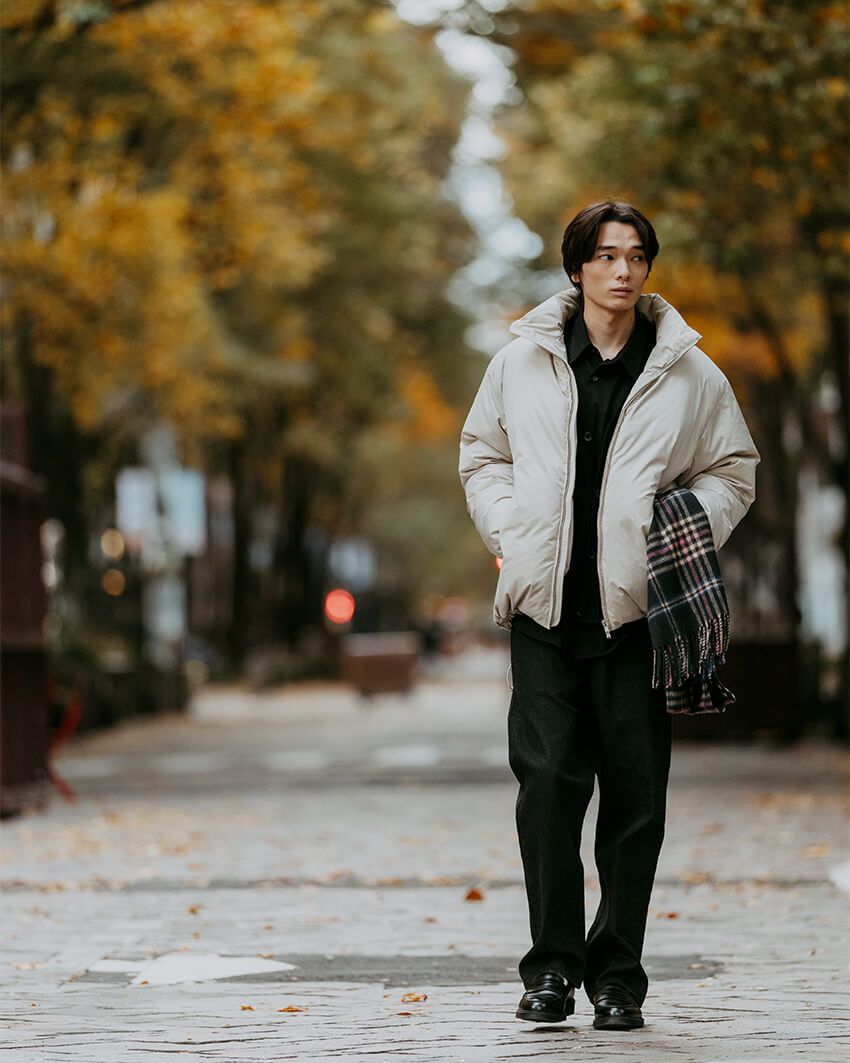 ホワイト×ブラックでまとめた上下に、差し色としてタータンチェックのマフラーをイン。装い全体を単調に見せないのがコツ。    ダウンジャケット3万910円、カーディガン1万2980円、シャツ1万1990円、靴2万4970円／以上グリーンレーベル リラクシング、パンツ1万3200円／リーバイス for グリーンレーベル リラクシング、マフラー 1万890円／ムーン（すべてグリーンレーベル リラクシング　store.united-arrows.co.jp/brand/glr/）