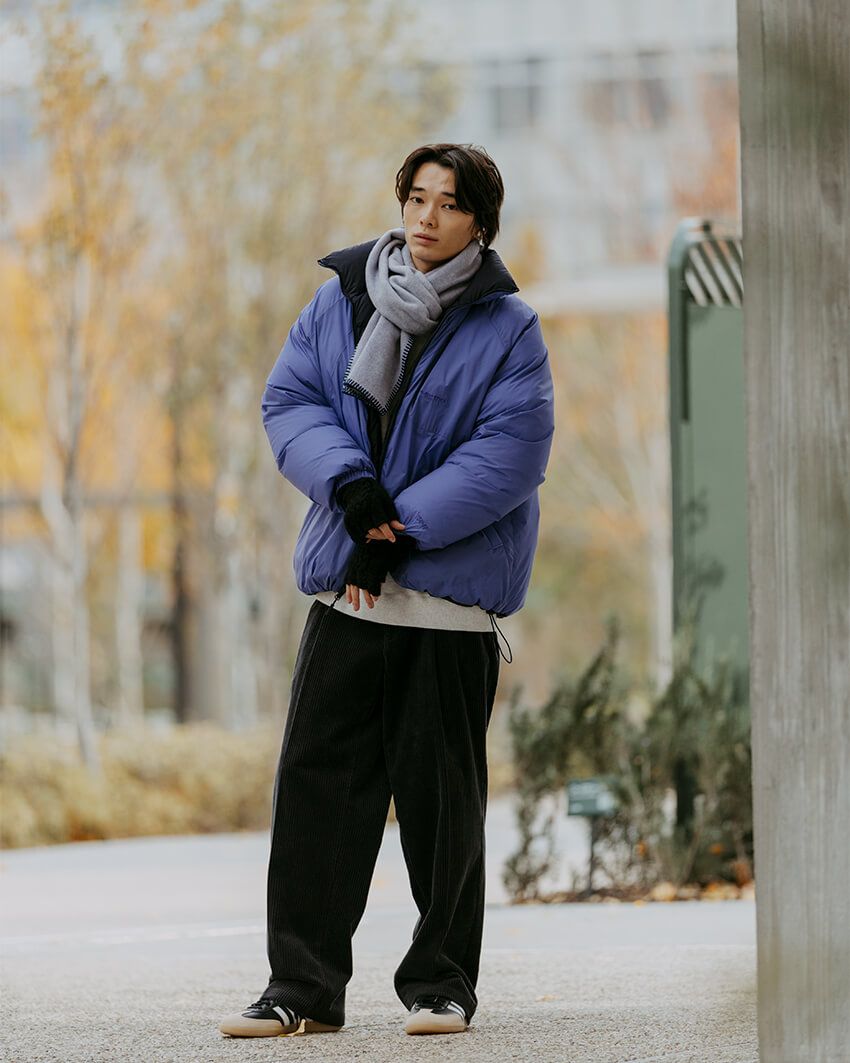 ベーシックなオートミールカラーのクルーネックスウェットシャツをイン。他のアイテムの色みを抑えることで、ダウンのカラーが引き立つ。  ＜クレジット＞  ダウンジャケット 3万3000円／マーモット for グリーンレーベル リラクシング、スウェットシャツ 1万3920円、パンツ 9900円／ともにグリーンレーベル リラクシング／マフラー 6490円／ツィードミル for グリーンレーベル リラクシング、靴1万5950円／アディダス オリジナルズ、グローブ6930円／ブラックシープ（すべてグリーンレーベル リラクシング　store.united-arrows.co.jp/brand/glr/）