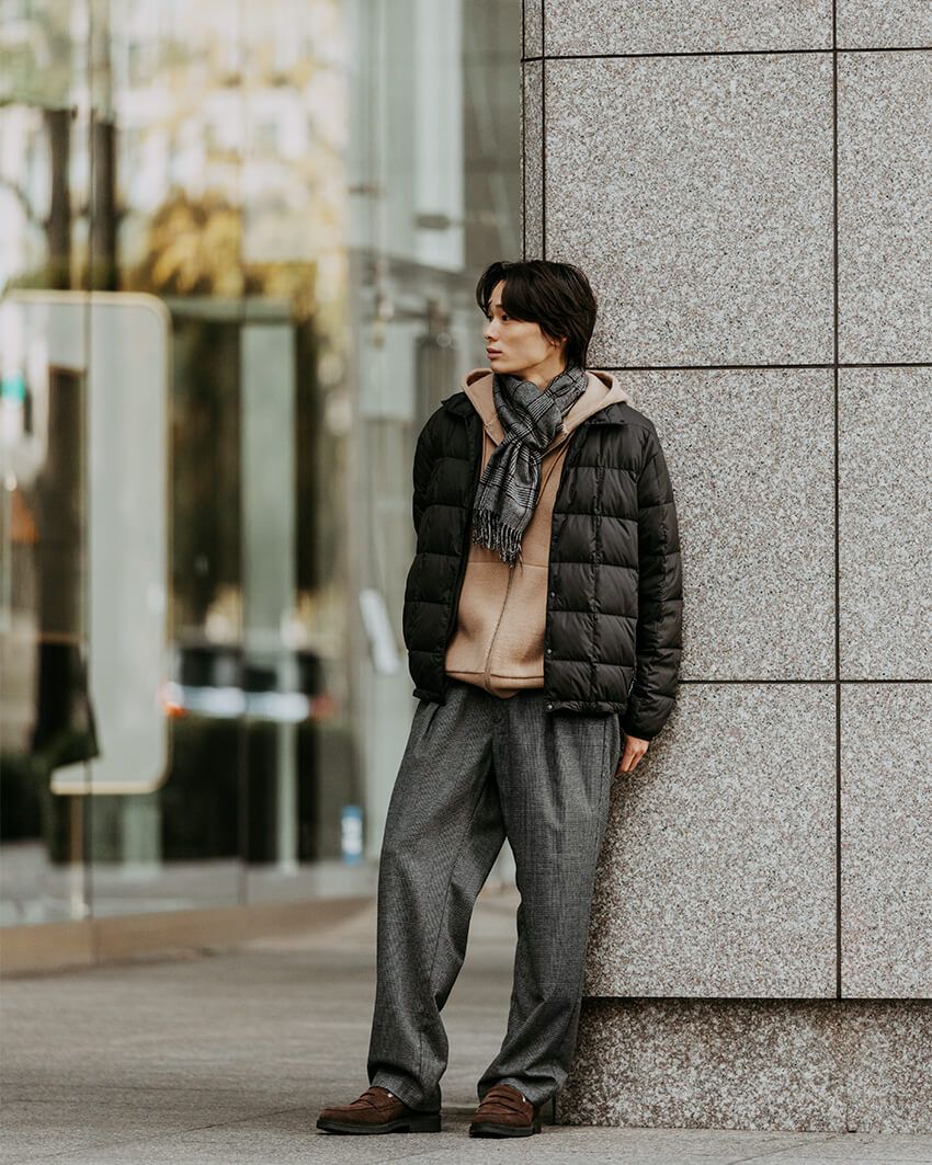 首元のアクセントとして、チェックマフラーは有効。パンツのチェックと、パーカとシューズのブラウンを拾った柄ならば、統一感が生まれる。  ＜クレジット＞ ダウンジャケット 4万1800円／プラスフェニックス for グリーンレーベル リラクシング、パーカ 1万2980円、パンツ 1万2980円、靴2万4970円、マフラー 1万2980円（すべてグリーンレーベル リラクシング　store.united-arrows.co.jp/brand/glr/）