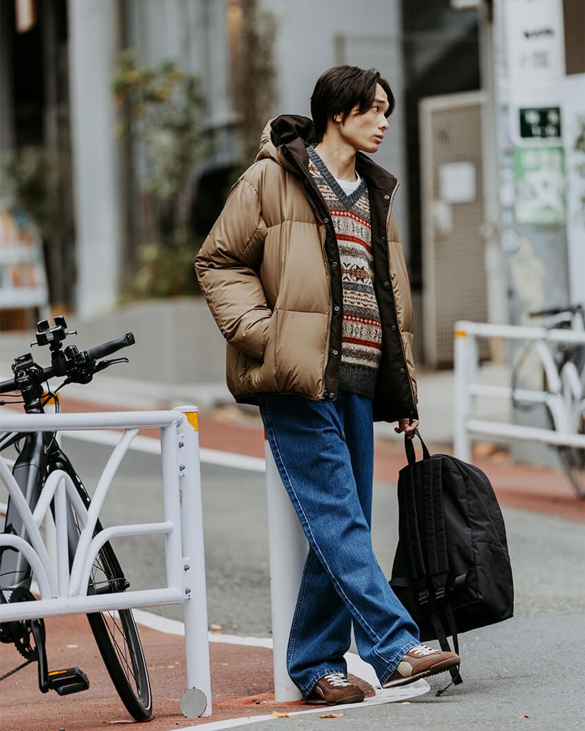 インしたベストは、スコットランドの老舗ファクトリー＜ハーレー オブ スコットランド＞による本場のフェアアイルニット。合わせたデニムは、＜リーバイス＞に別注した501のストレート。ゆったりしたシルエットで新鮮味を加える。