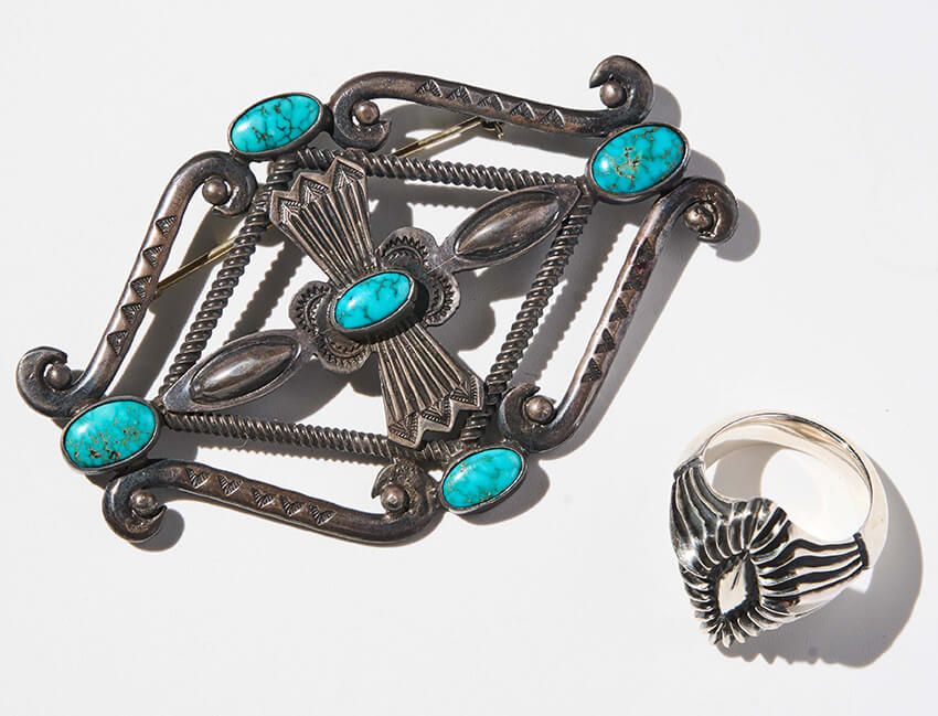 「フレッド・ペシュラカイ」のピン、 「スカイ ブルー ホーク」のリング