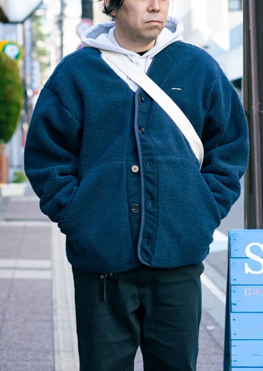 ロングコート、フリースetc.「ネイビーの冬アウター」が大人カジュアルに必須である理由 - 1枚目の画像