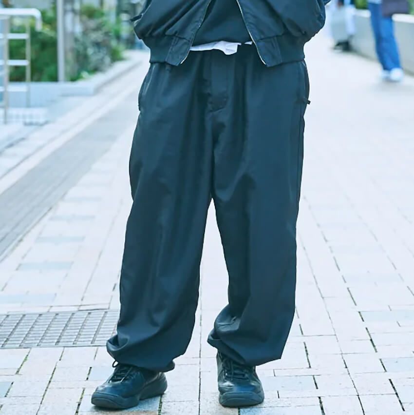 重たく見えない黒コーデ。その秘訣は“ゆるパン”にあり！ルーズにキメた5人の洒落者たち - 1枚目の画像