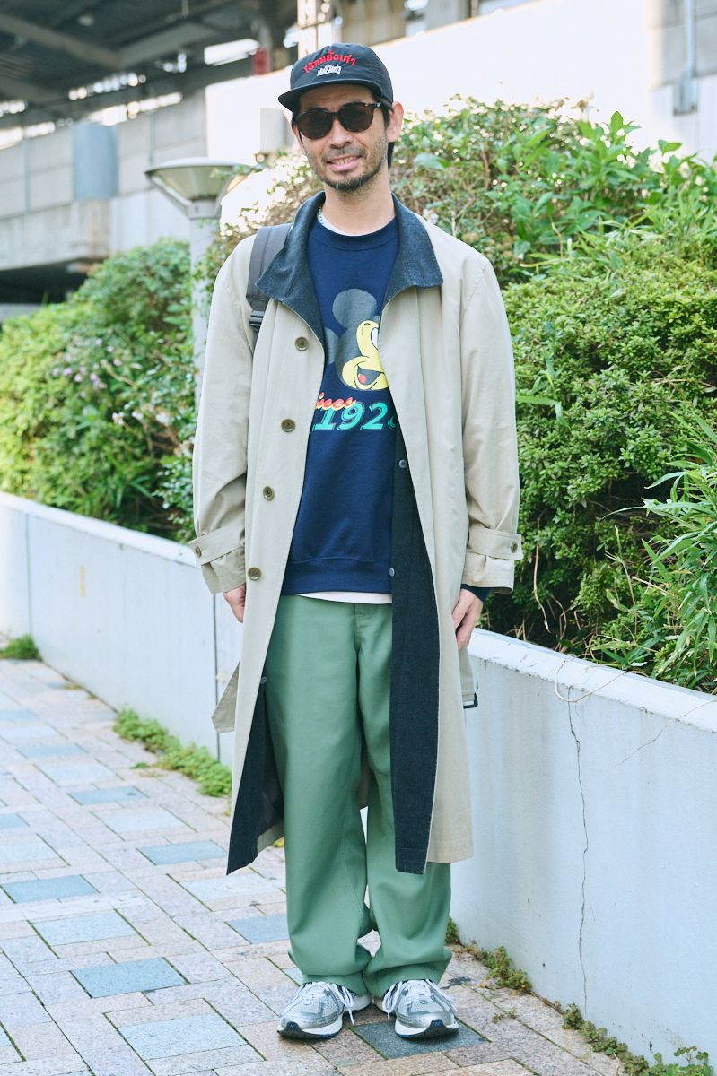 コート、スウェット、パンツ、帽子＝すべて古着