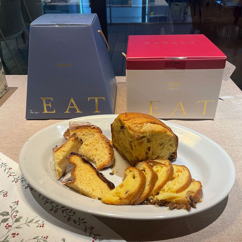 左がヴェローナ発のパンドーロ、右がミラノ発のパネットーネ