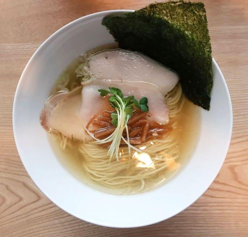 盛岡に新たな風を吹き込む新店、「こまつ中華蕎麦」のしおそば。