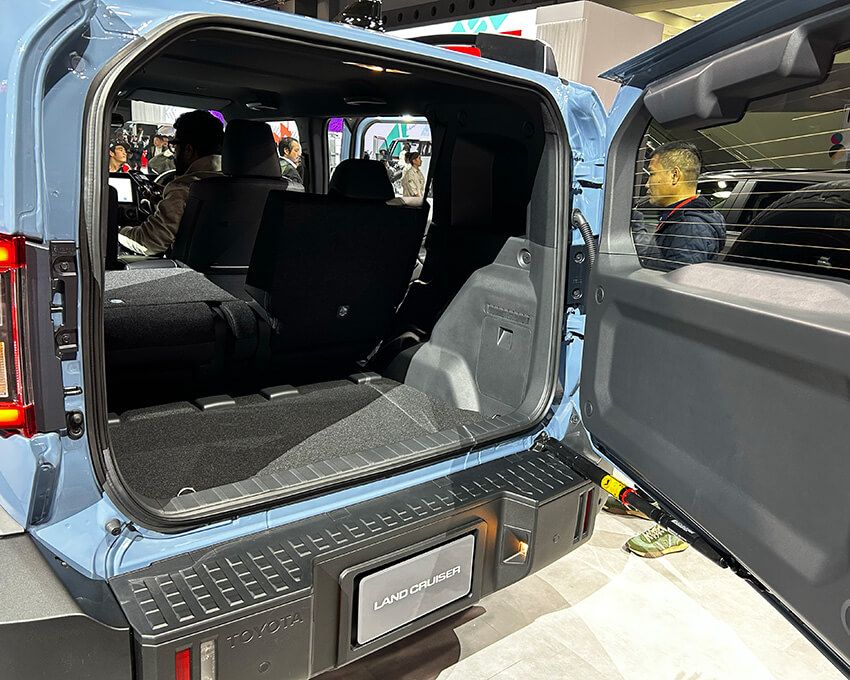 バックドアは横開き。スペアタイヤを背負うため、跳ね上げ式だと開閉時の負荷がかかってしまう。