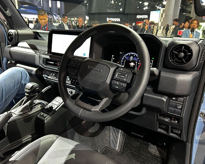 車両姿勢が認知しやすい水平基調のインストルメントパネル。