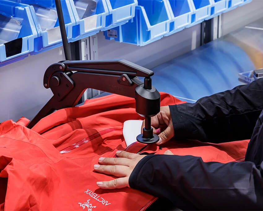 店内に設けられた「ReBIRD™ サービスセンター」では、プルタブやドローコードの交換といったクイックリペアに加え、ロックミシンによる補修なども可能な限りその場で行う（※予約優先）。