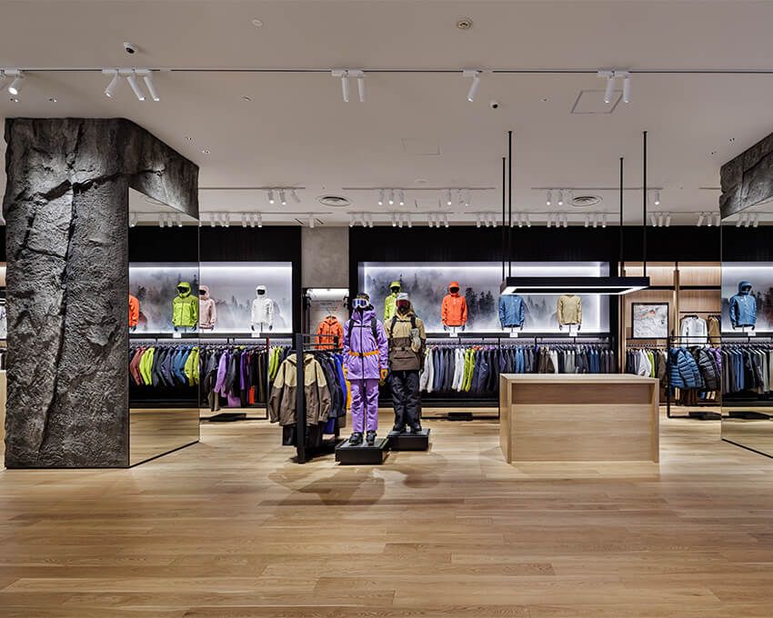 売り場面積528.8㎡という広々としたフロアに、メンズ＆ウィメンズのアウトドアウェアをはじめ、フットウェアやバックパック、ファッションに特化したアーバンライン「ヴェイランス」まで、フルラインナップが揃う。「アークテリクス 池袋東武ブランドストア」住所：東京都豊島区西池袋1-1-25 東武百貨店 池袋本店 1F 11番地 営業時間：10:00〜20:00（百貨店営業時間に準ずる）