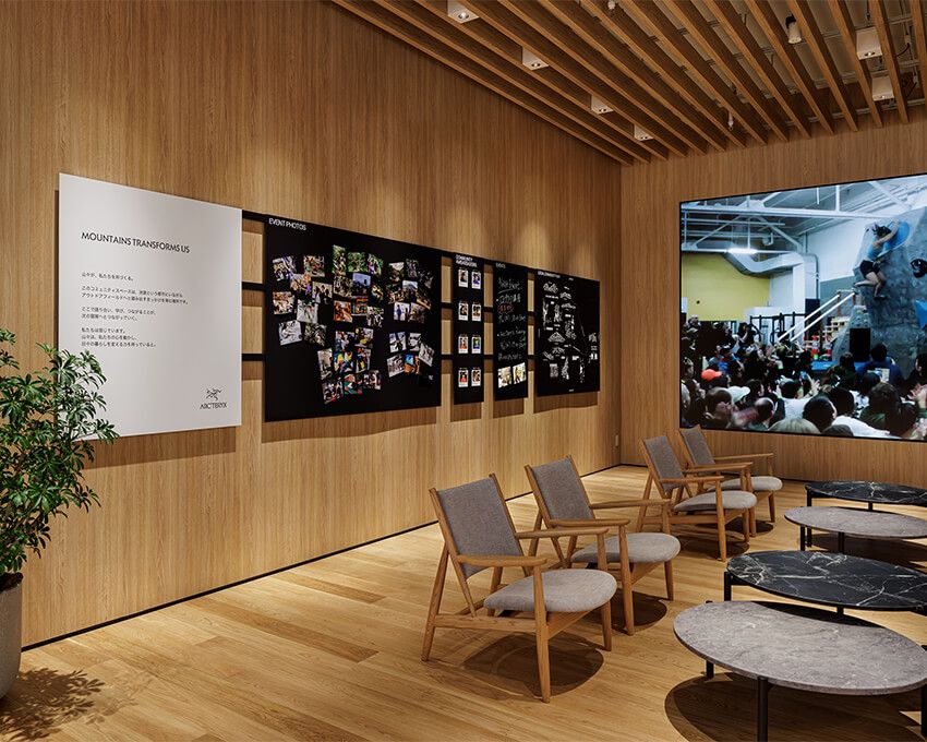 大きなモニターが設置されたコミュニティスペース。ショップスタッフやカスタマー同士の交流の場として、またはアンバサダーによる各種のレクチャーや、コミュニティボードによるイベント情報の発信など、多彩な用途に活用される。ブックライブラリーも設けられており、アウトドアに関する書籍を自由に閲覧できるなど、訪れた人々が自由にくつろげ、会話が生まれるスペースだ。