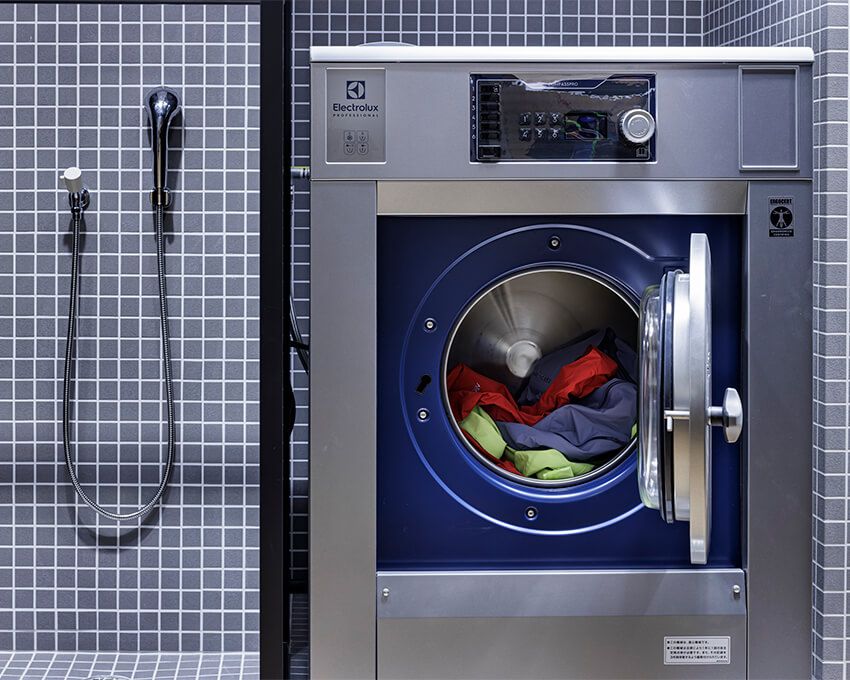 洗濯・乾燥機を設置し、プロダクトを預かって洗濯するサービス「テックウォッシュ」も受け付ける。また製品ごとに日ごろのメンテナンス方法もレクチャーしてくれる。