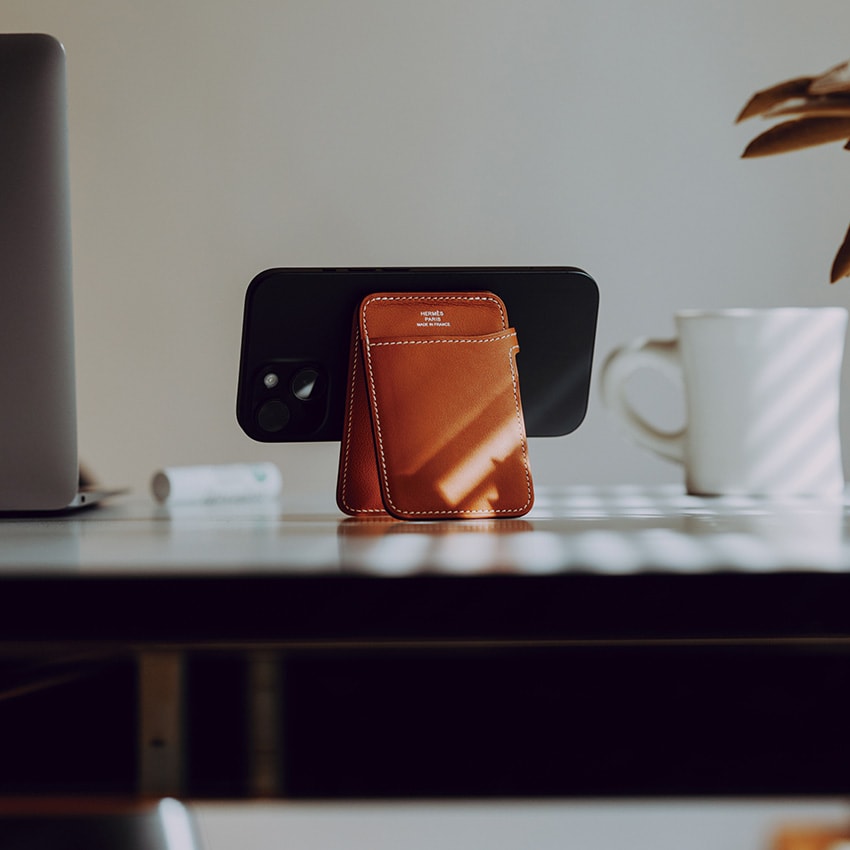 エルメス」からスマートなスマホスタンド登場！現代にフィットした