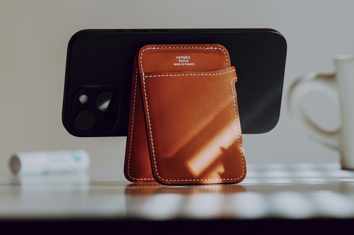 エルメス」からスマートなスマホスタンド登場！現代にフィットした