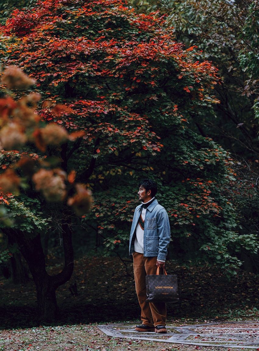 デニムジャケット47万6300円、ニット29万1500円、パンツ25万3000円、ブーツ24万5300円、バッグ H32×W40×D16 ㎝ 81万9500円／すべてルイ･ヴィトン　0120-00-1854