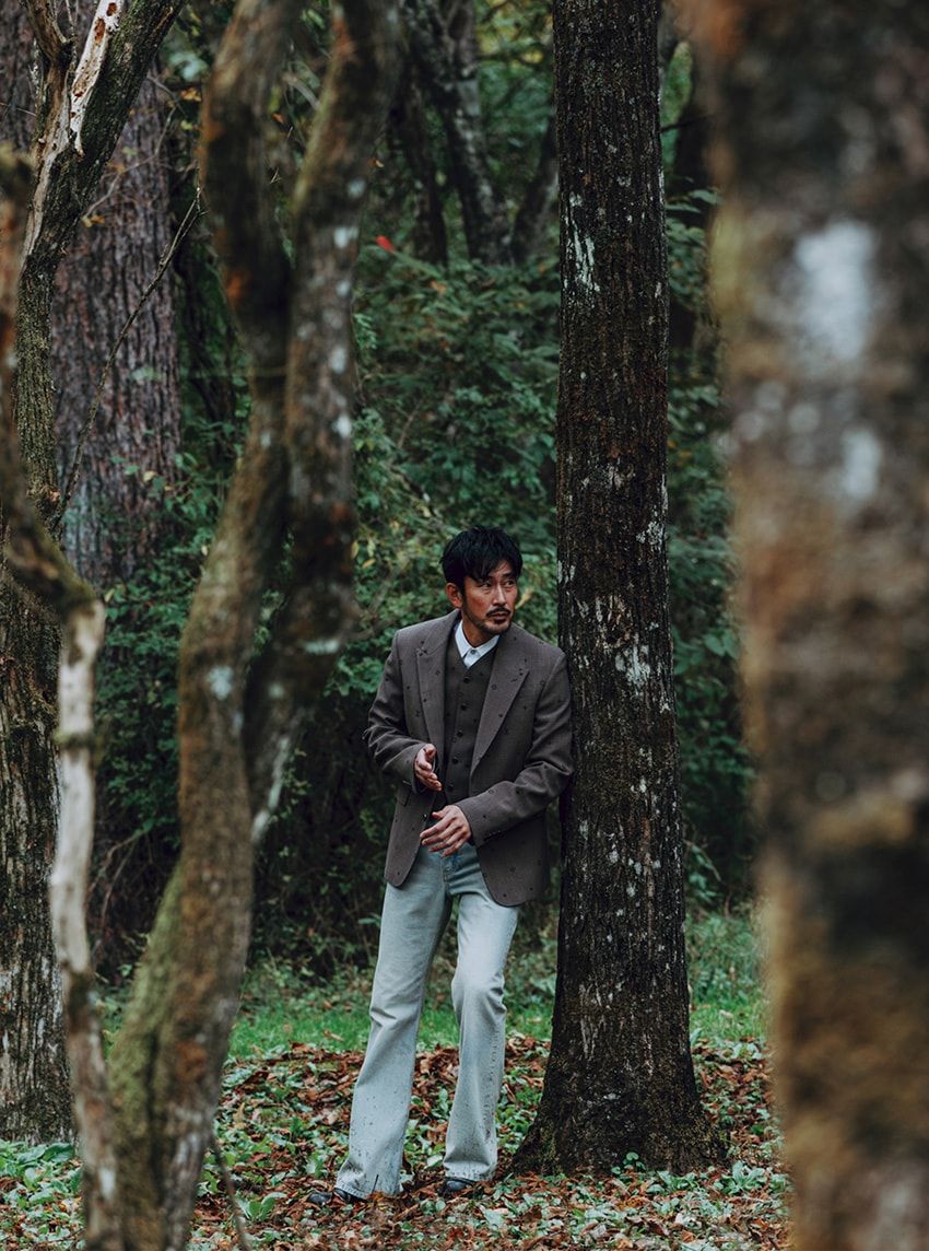 ジャケット52万4700円、ベスト21万3400円、シャツ16万8300円、デニム21万8900円、ブーツ21万6700円／すべてルイ･ヴィトン