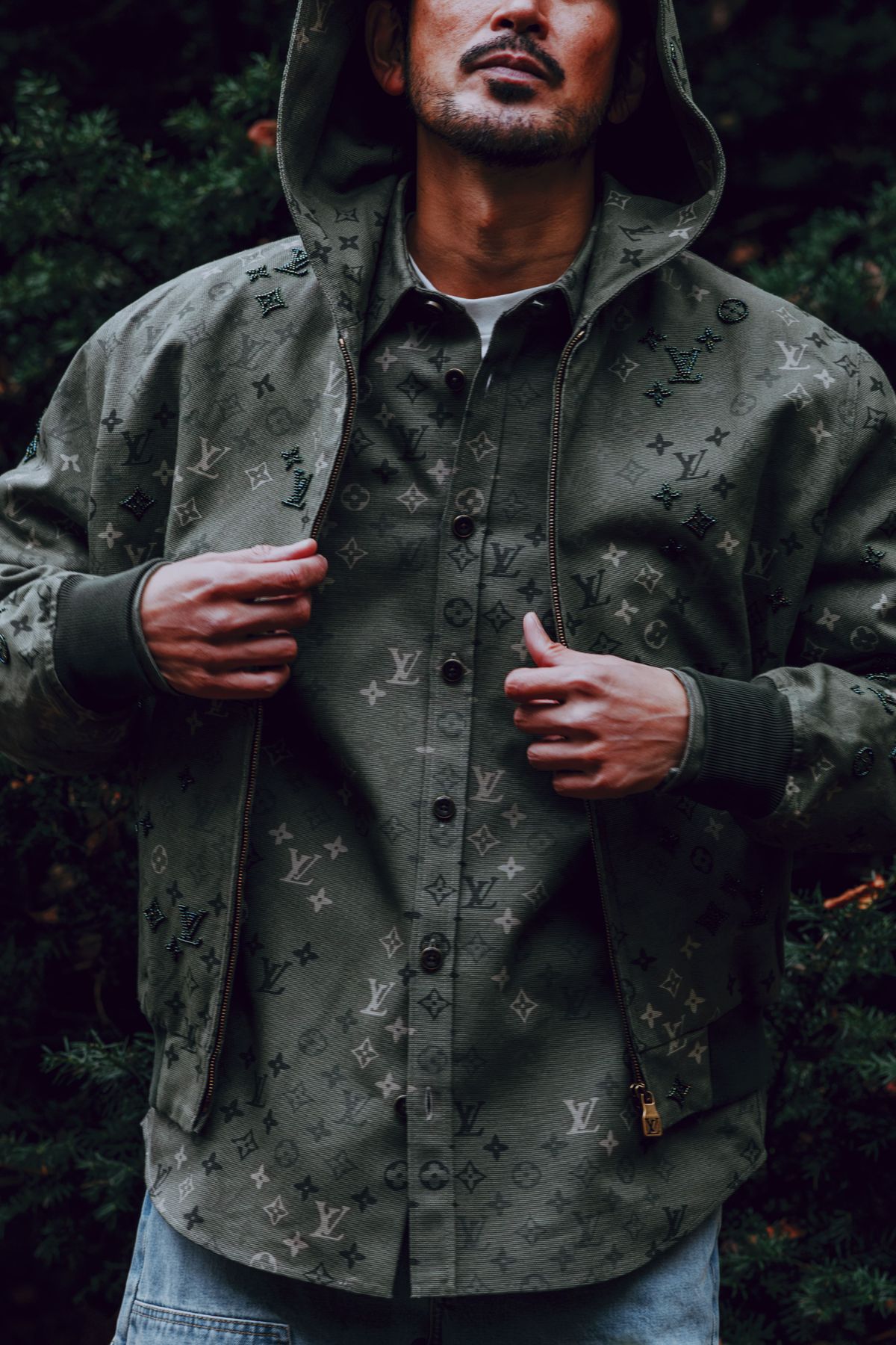 ジャケット95万1500円、シャツ33万円、Tシャツ10万5600円、デニム25万3000円［予価］／すべてルイ･ヴィトン