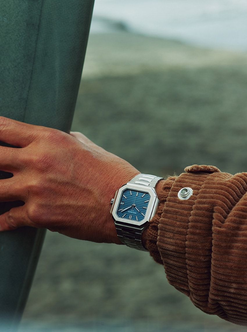 ホワイトゴールドケース、40㎜（10時〜4時位置）、自動巻き。腕時計1213万円／パテック フィリップ　03-3255-8109