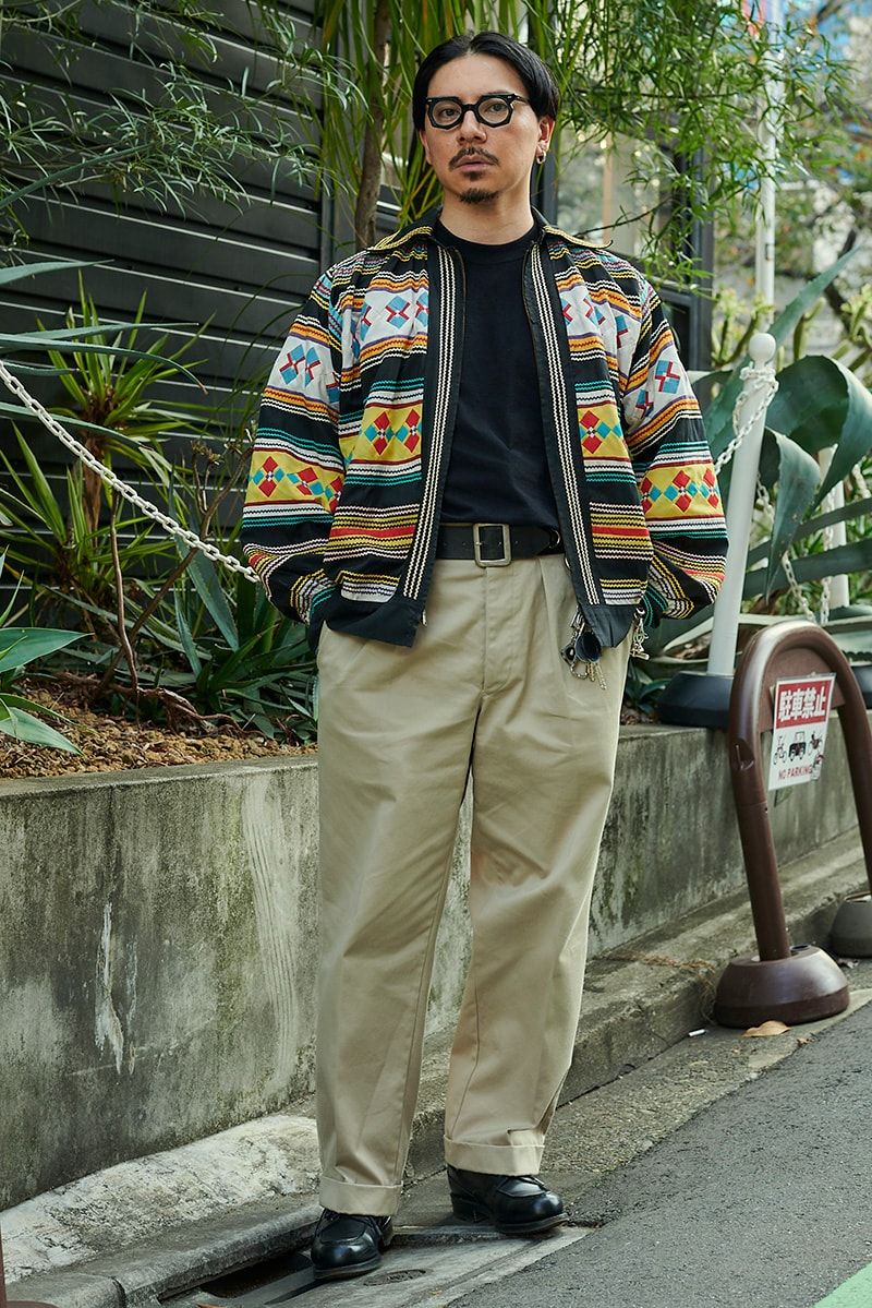 ジャケット、パンツ＝ともに古着