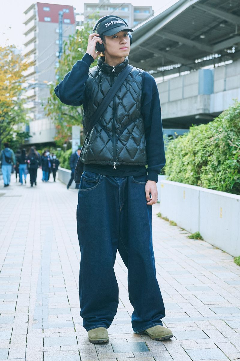 ダウンベスト、バングル、リング＝すべて古着