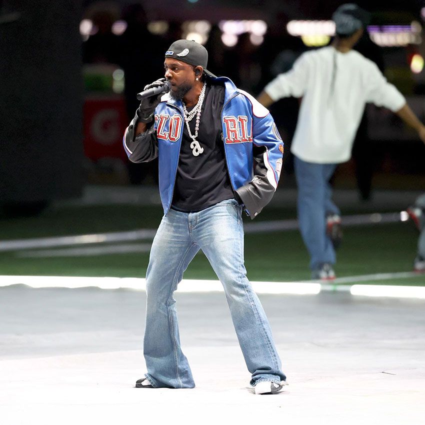 ハーフタイムショーのステージでラップを披露するケンドリック・ラマー。この日着用していたデニムは「セリーヌ」。