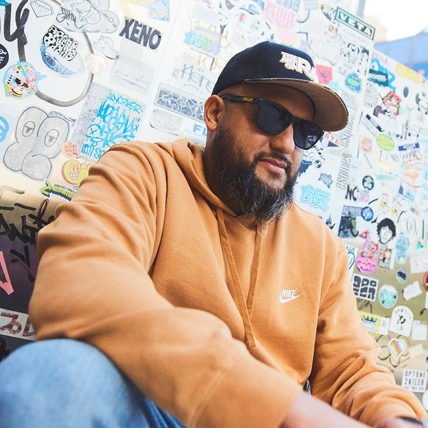 ショットガンダンディ（ShotGunDandy）●HIPHOP翻訳家。幼少期から沖縄で育ったマルチリンガルのアメリカ人。HIPHOPの深い知識を活かして楽曲の和訳やスラング、メッセージやリリックの意味などをYouTubeなどで解説し話題を呼んでいる。ビートサンプラーバトル「King of Flip 2023」ではベスト4入り。Instagram：@shotgundandy  X：@ShotGunDandymk3