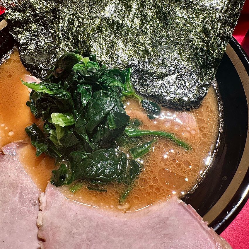 2025年5月に新橋でリニューアルオープンした「家系ラーメン 王道乃印」のチャーシューメン（中）。その名が示すとおり「王道家」系列。