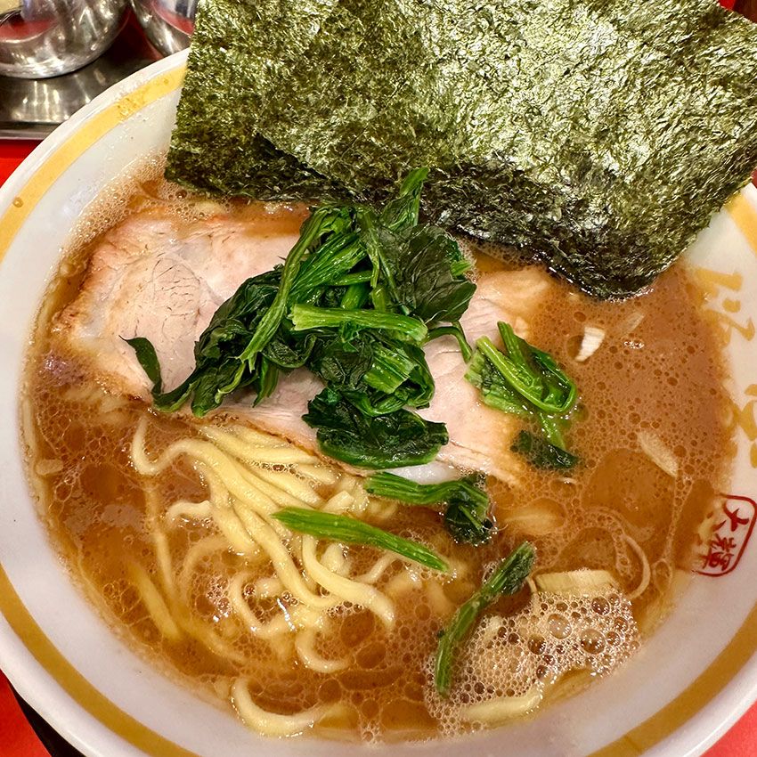2025年1月、三田にオープンした「大輝家直系家系ラーメン 大総家」のラーメン（中）。前述した「大輝家」の直系店。