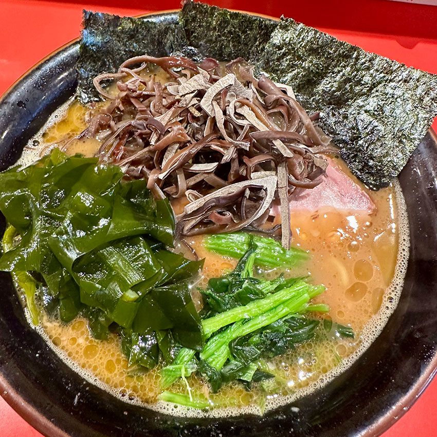 東白楽で人気を博し、2025年3月、平塚の地に移転オープンを果たした「とらきち家」。オープン初日には4時間の行列を作った。移転前のテナントはスタッフが引き継ぎ「とらきち家 光」として営業中。写真はラーメン（中）にキクラゲ、穂先ワカメのトッピング。