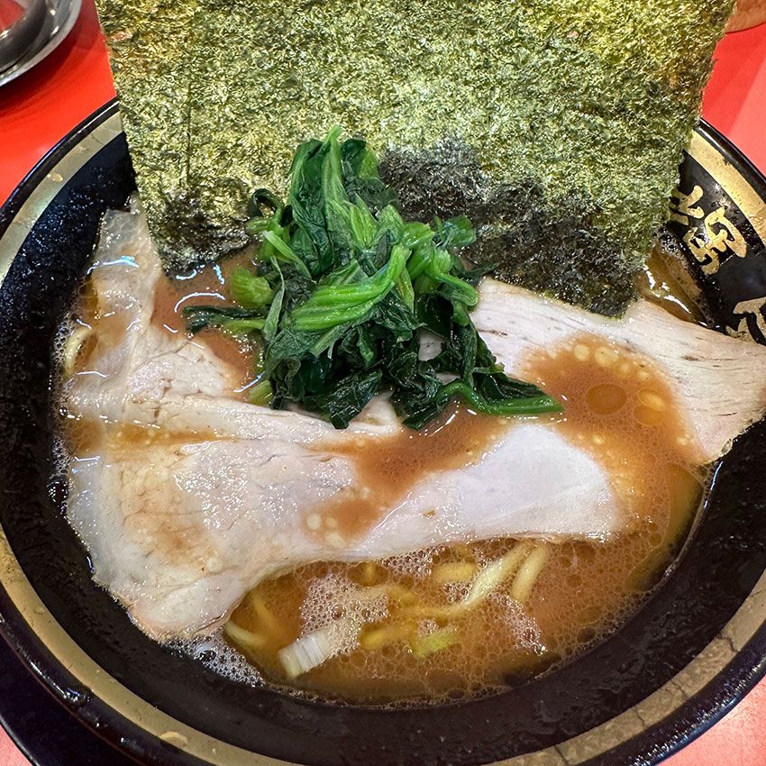 「家系ラーメン 大輝家」日吉店のラーメン（並）。本店は蒲田で、店主の出身店は志田家とされている。