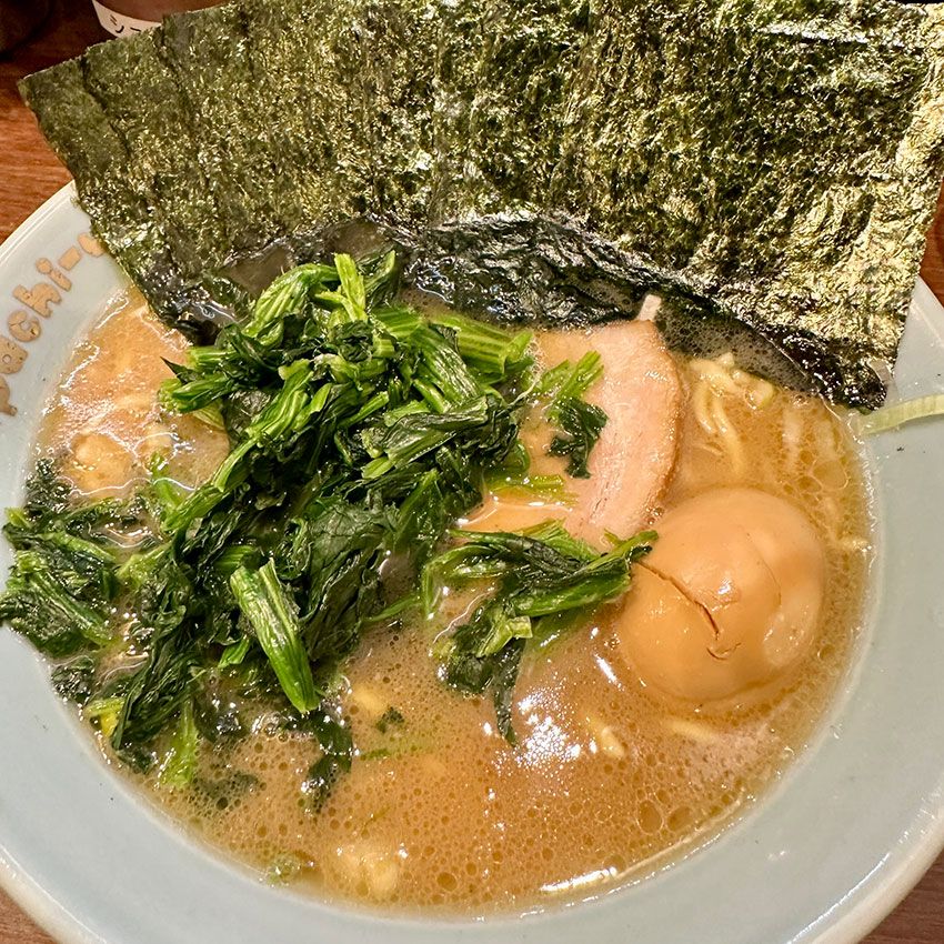 金沢文庫の住宅街にある「金八家」。六角家の姉妹店。金八ラーメンの中盛り。