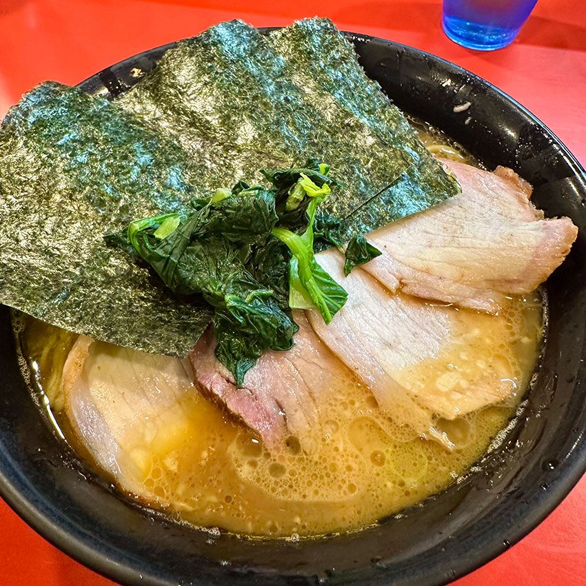 すべてはここから始まった。家系ラーメンの原点にして頂点「家系総本山 吉村家」のチャーシュー麺 中盛。