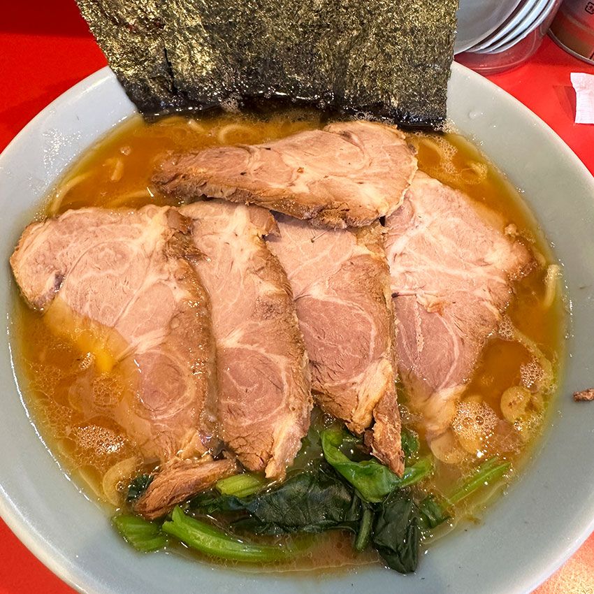 横浜市中区「黄金家」の中盛チャーシューメン。吉村家直系1号店として屈指の人気を誇る「杉田家」出身との噂。