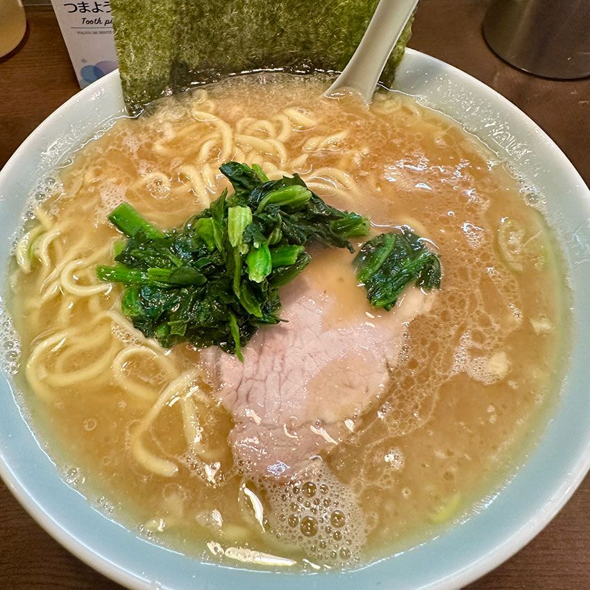 吉村家、六角家と並んで家系御三家と言われた老舗「本牧家」。元は「吉村家」の2号店でその後、独立。独自の発展を遂げていった。現在は横須賀店のみ。写真はラーメン中。