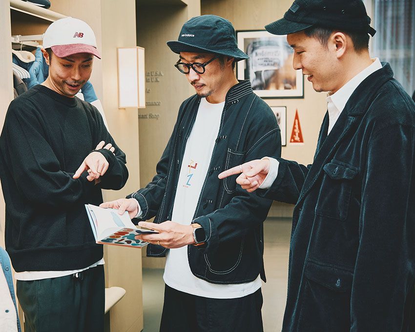 GOO CHOKI PAR（グーチョキパー）●浅場 球（左）、飯高健人（中央）、石井 伶（右）の三人によって2015年に結成されたデザイン＆アートユニット。彼らが標榜するのは、言語・思考を超えたビジュアルコミュニケーション。それが手法、場所、ジャンルを問わないボーダレスな活動を支え、グラフィック表現の境界を押し広げるとともに固定観念からの解放を実現する。